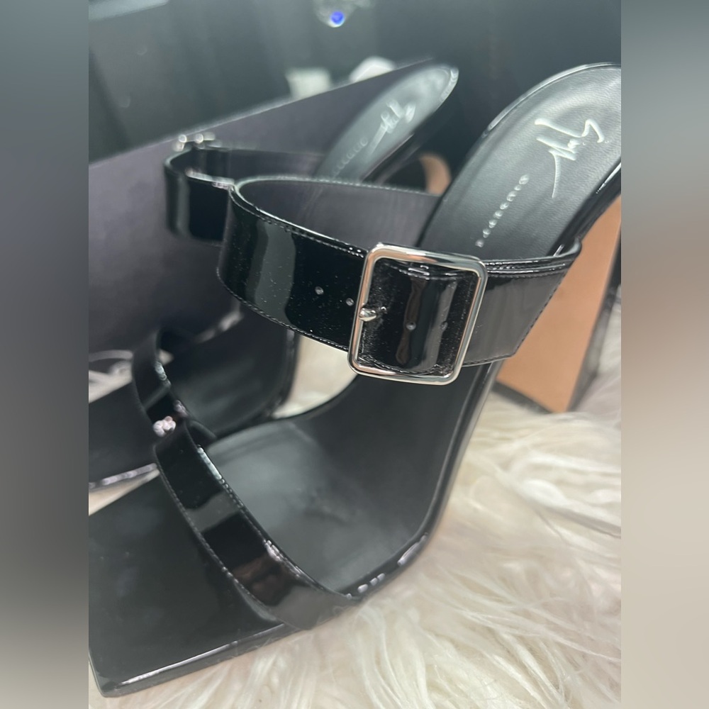Giuseppe Zanotti
Musa buckled 105mm mules - Picture 4 of 8